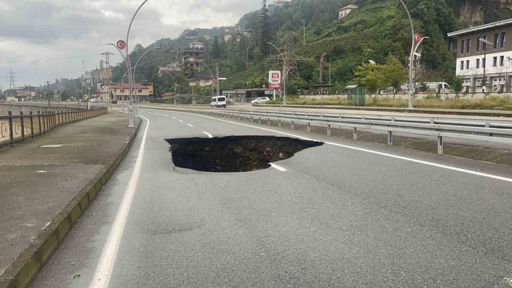 RİZE'DE ETKİLİ OLAN ŞİDDETLİ YAĞIŞLAR SONRASINDA ÇÖKEN RİZE-GÜNEYSU KARAYOLUNDA ÇALIŞMALAR BAŞLADI