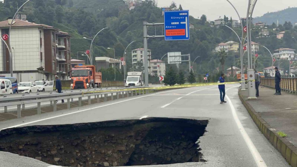 RİZE'DE ETKİLİ OLAN ŞİDDETLİ YAĞIŞLAR SONRASINDA ÇÖKEN RİZE-GÜNEYSU KARAYOLUNDA ÇALIŞMALAR BAŞLADI