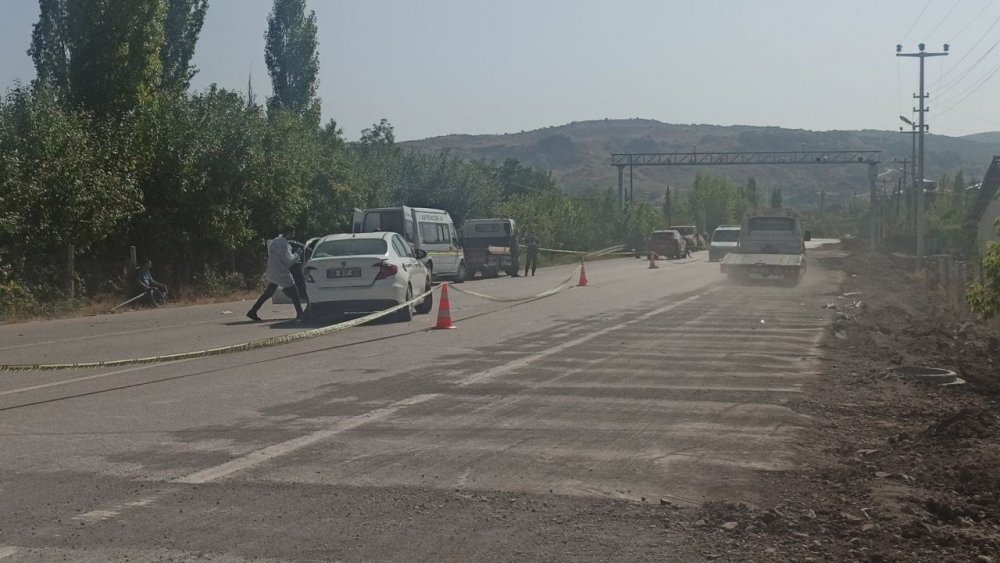 ÇORUM'UN BOĞAZKALE İLÇESİNDE CİP İLE OTOMOBİLİN ÇARPIŞTIĞI KAZADA AYNI AİLEDEN MUSTAFA VE EŞİ YÜKSEL DEVECİ ÖLDÜ, 2 KİŞİ DE YARALANDI