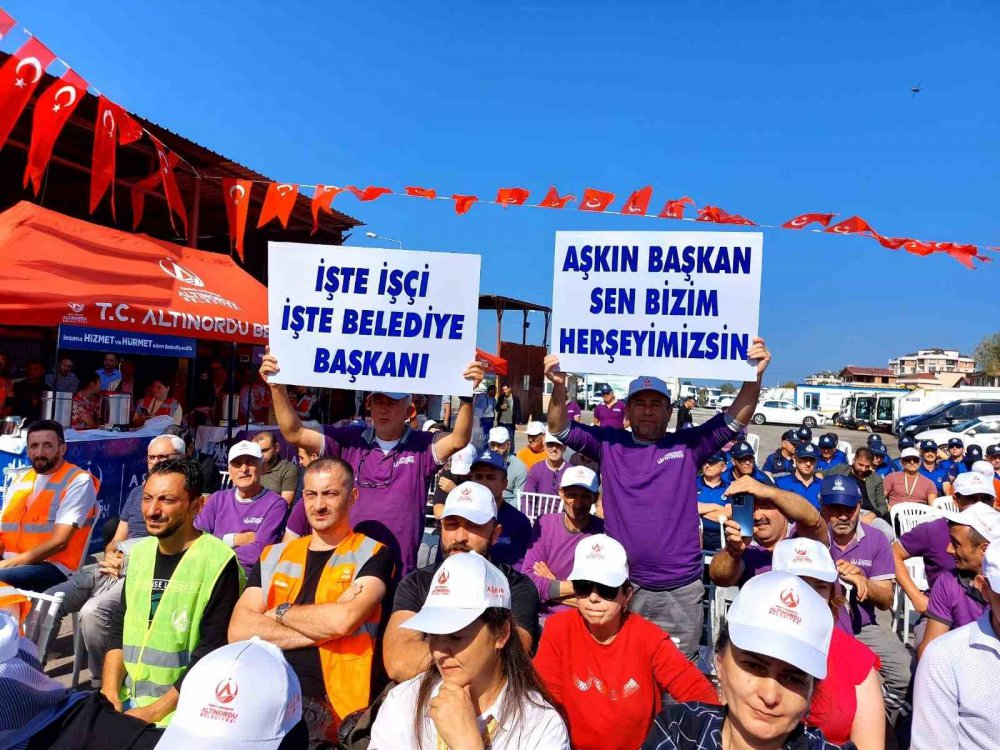 ORDU'NUN ALTINORDU BLD. BAŞKANI AŞKIN TÖREN, İŞÇİ MAAŞLARINDA YÜZDE 170'E VARAN BİR ARTIŞ GERÇEKLEŞTİRDİKLERİNİ, EN DÜŞÜK İŞÇİ MAAŞININ 23 BİN TL'YE YÜKSELİNCE İŞÇİLER MUTLULUKLARINI DAVUL-ZURNA EŞLİĞİNDE OYNAYARAK KUTLADI