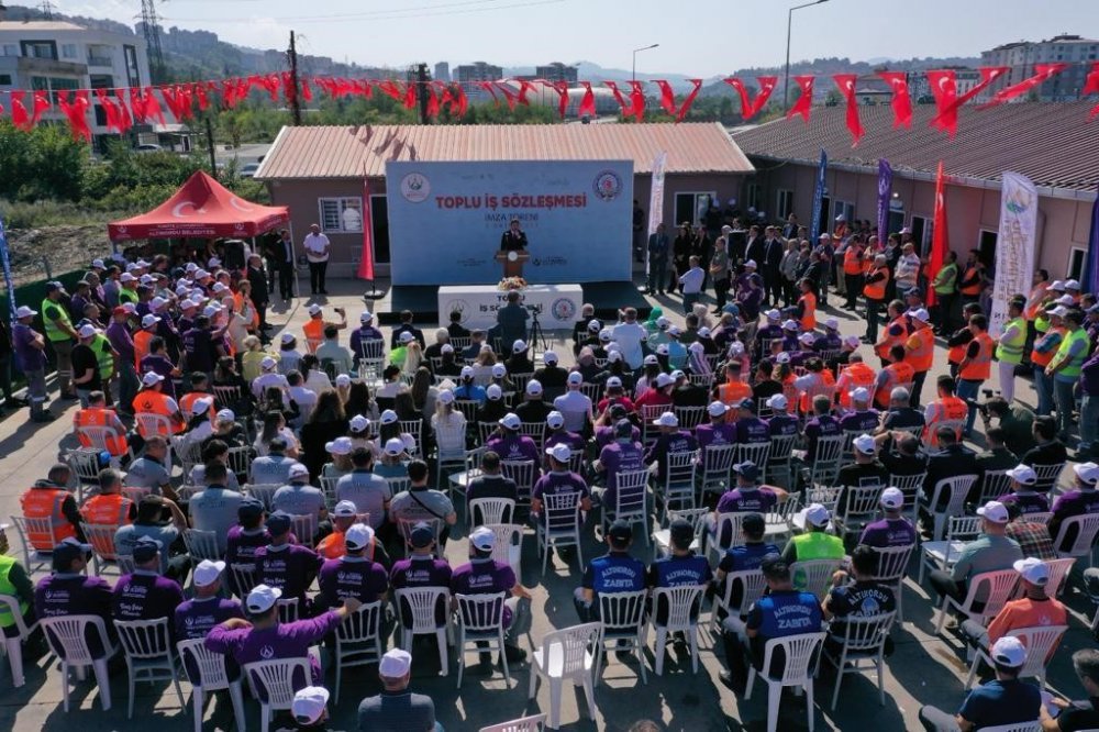 ORDU'NUN ALTINORDU BLD. BAŞKANI AŞKIN TÖREN, İŞÇİ MAAŞLARINDA YÜZDE 170'E VARAN BİR ARTIŞ GERÇEKLEŞTİRDİKLERİNİ, EN DÜŞÜK İŞÇİ MAAŞININ 23 BİN TL'YE YÜKSELİNCE İŞÇİLER MUTLULUKLARINI DAVUL-ZURNA EŞLİĞİNDE OYNAYARAK KUTLADI