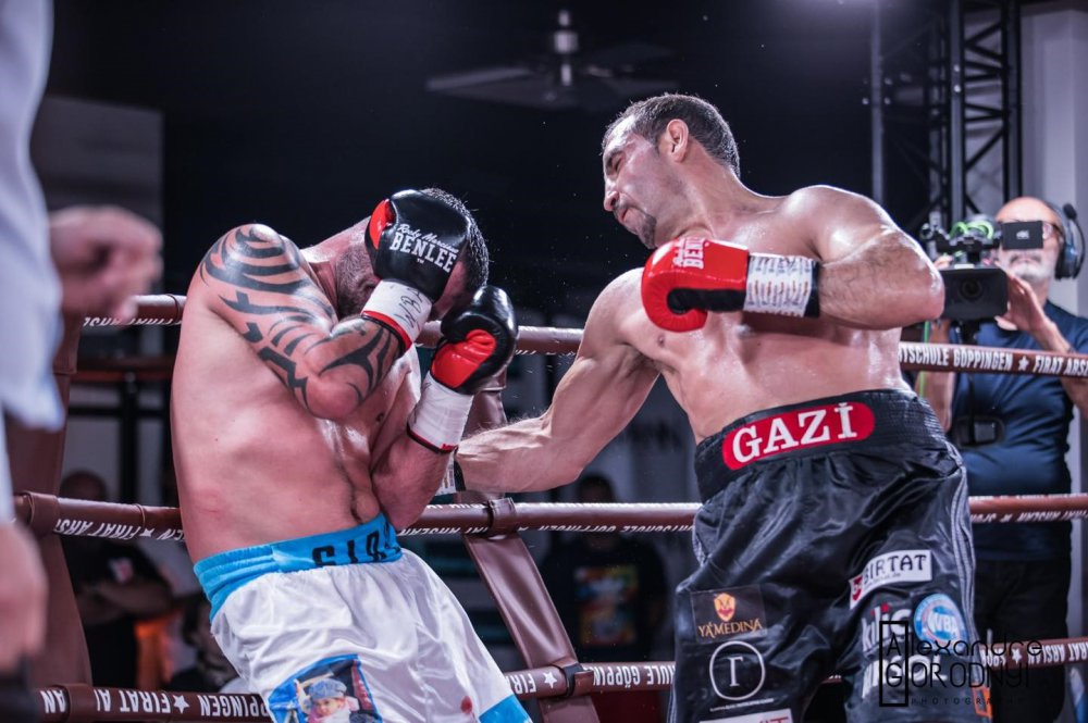 TÜRK PROFESYONEL BOKS TARİHİNİN İLK VE TEK DÜNYA ŞAMPİYONU FIRAT ARSLAN, ERZURUM'DA YAPTIĞI ANTRENMANLARLA WBA DÜNYA ŞAMPİYONLUĞU ALTIN KEMER KARŞILAŞMASIYLA RİNGLERE VEDA EDECEK