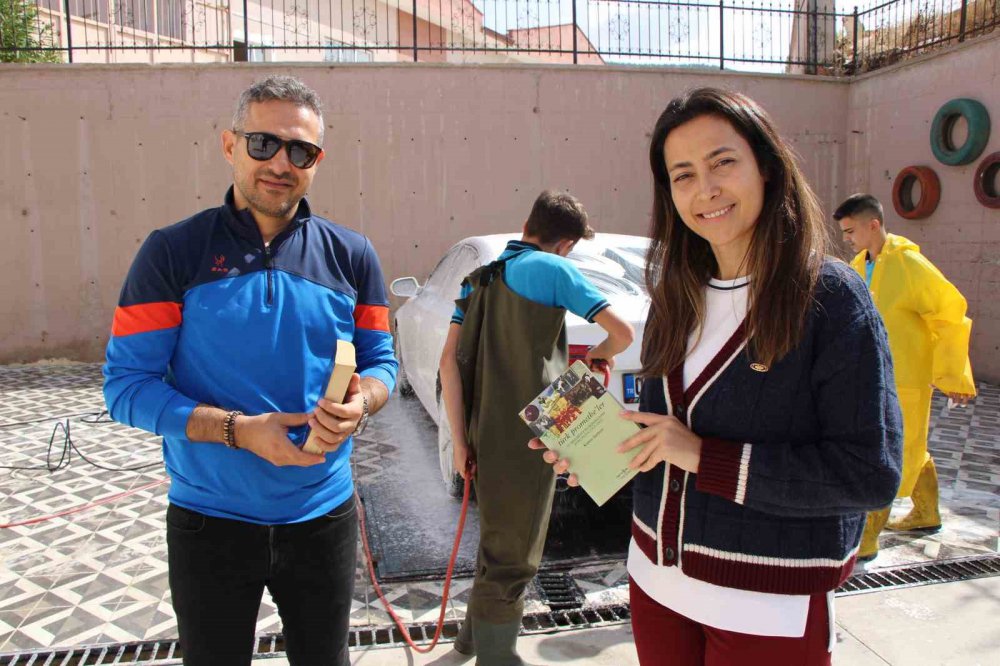 AMASYA ŞEHİT GÜLTEKİN TIRPAN MESLEKİ VE TEKNİK ANADOLU LİSESİ'NDEKİ KÜTÜPHANESİNE KİTAP GETİREREK DESTEKTE BULUNANLARIN ARAÇLARI ÜCRETSİZ YIKANIP TEMİZLENİYOR