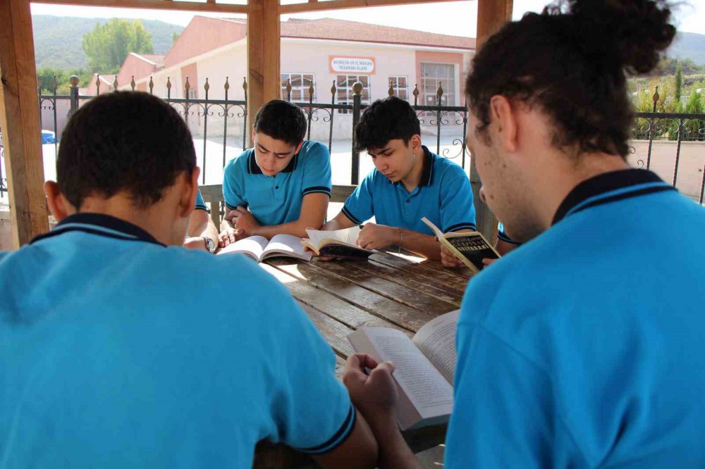 AMASYA ŞEHİT GÜLTEKİN TIRPAN MESLEKİ VE TEKNİK ANADOLU LİSESİ'NDEKİ KÜTÜPHANESİNE KİTAP GETİREREK DESTEKTE BULUNANLARIN ARAÇLARI ÜCRETSİZ YIKANIP TEMİZLENİYOR