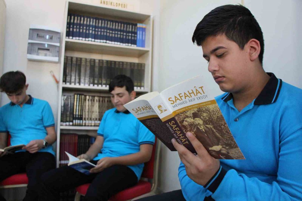 AMASYA ŞEHİT GÜLTEKİN TIRPAN MESLEKİ VE TEKNİK ANADOLU LİSESİ'NDEKİ KÜTÜPHANESİNE KİTAP GETİREREK DESTEKTE BULUNANLARIN ARAÇLARI ÜCRETSİZ YIKANIP TEMİZLENİYOR