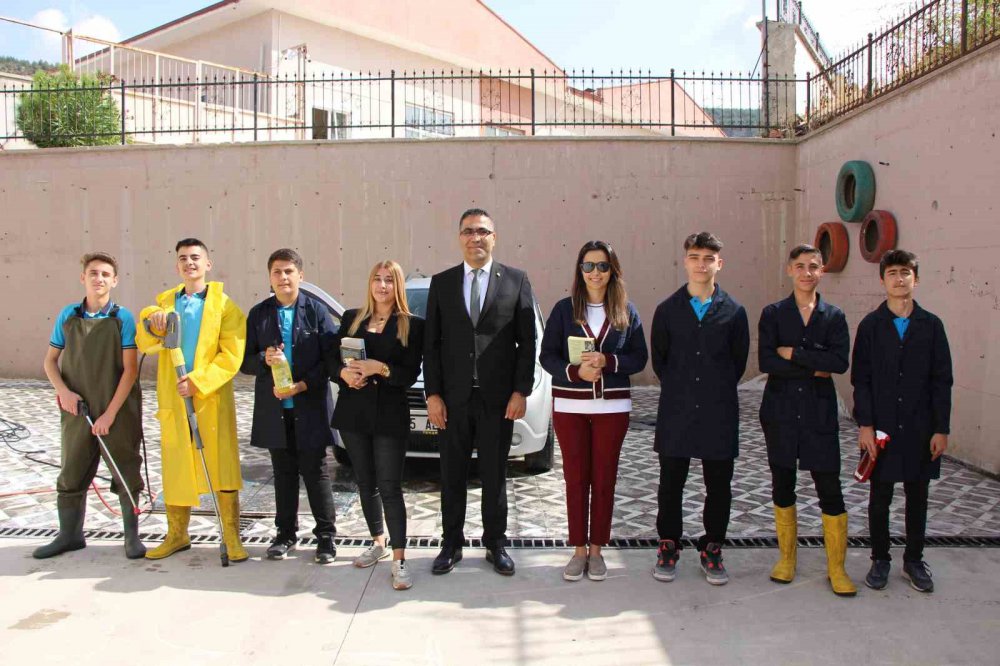 AMASYA ŞEHİT GÜLTEKİN TIRPAN MESLEKİ VE TEKNİK ANADOLU LİSESİ'NDEKİ KÜTÜPHANESİNE KİTAP GETİREREK DESTEKTE BULUNANLARIN ARAÇLARI ÜCRETSİZ YIKANIP TEMİZLENİYOR