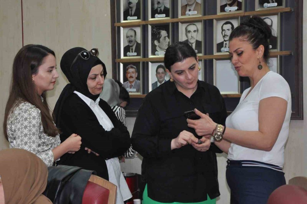 ERZURUM TİCARET BORSASI'NIN KATMA DEĞERİ YÜKSEK ÜRÜNLERİN YETİŞTİRİLMESİNE YÖNELİK ÇALIŞMALARI DEVAM EDİYOR. ERZURUM'DA ÖNÜMÜZDEKİ SEZON MOR PATATES EKİMİ KARARI ALINDI