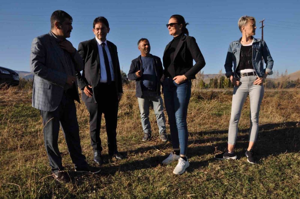 ERZURUM TİCARET BORSASI'NIN KATMA DEĞERİ YÜKSEK ÜRÜNLERİN YETİŞTİRİLMESİNE YÖNELİK ÇALIŞMALARI DEVAM EDİYOR. ERZURUM'DA ÖNÜMÜZDEKİ SEZON MOR PATATES EKİMİ KARARI ALINDI