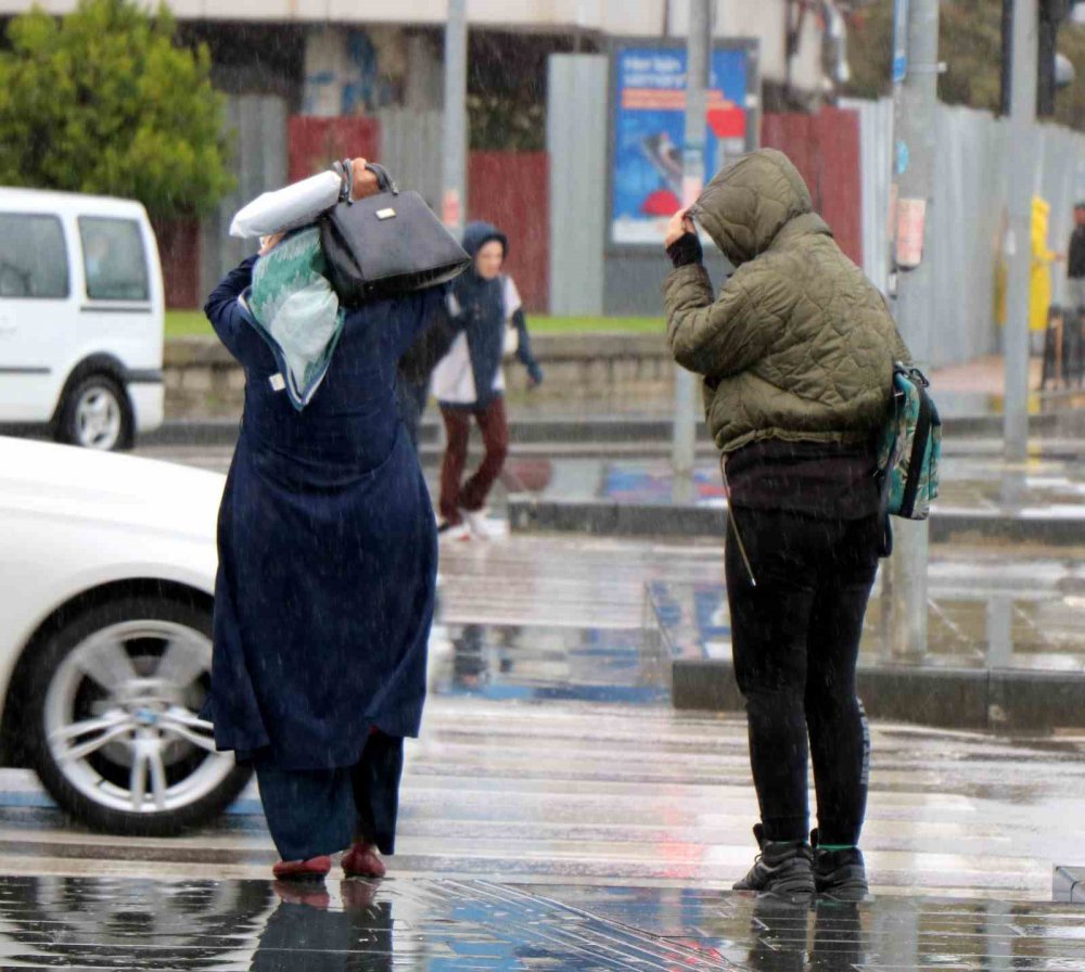 SAMSUN'DA ETKİLİ OLAN SAĞANAKLA BİRLİKTE HAVA SICAKLIKLARI YAKLAŞIK 10 DERECE BİRDEN DÜŞTÜ