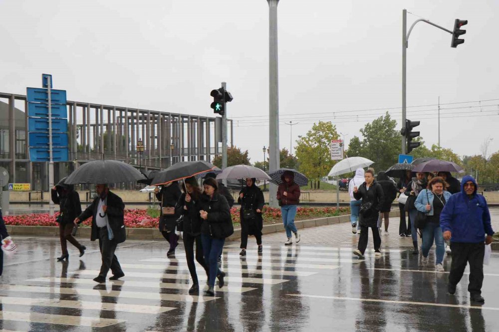 SAMSUN'DA ETKİLİ OLAN SAĞANAKLA BİRLİKTE HAVA SICAKLIKLARI YAKLAŞIK 10 DERECE BİRDEN DÜŞTÜ