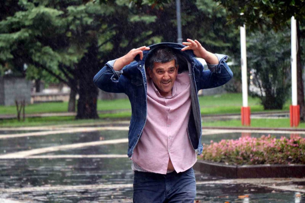 SAMSUN'DA ETKİLİ OLAN SAĞANAKLA BİRLİKTE HAVA SICAKLIKLARI YAKLAŞIK 10 DERECE BİRDEN DÜŞTÜ