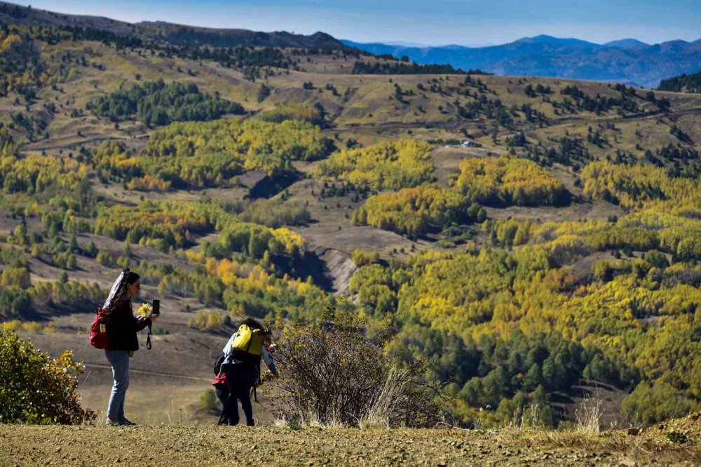 SONBAHARIN BÜYÜLEYİCİ RENKLERİYLE BOYANAN GÜMÜŞHANE DAĞLARI DOĞA SEVERLERİN VAZGEÇİLMEZ DESTİNASYONU HALİNE GELİRKEN 7'DEN 70'E BU GÜZELLİKLERİ GÖRMEK İSTEYEN DOĞASEVERLERİN AKININA UĞRUYOR