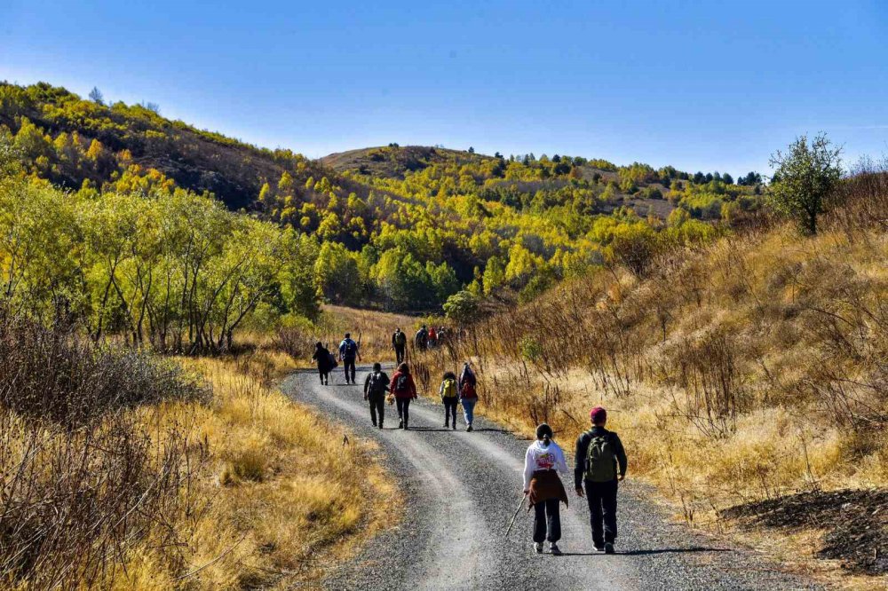 SONBAHARIN BÜYÜLEYİCİ RENKLERİYLE BOYANAN GÜMÜŞHANE DAĞLARI DOĞA SEVERLERİN VAZGEÇİLMEZ DESTİNASYONU HALİNE GELİRKEN 7'DEN 70'E BU GÜZELLİKLERİ GÖRMEK İSTEYEN DOĞASEVERLERİN AKININA UĞRUYOR