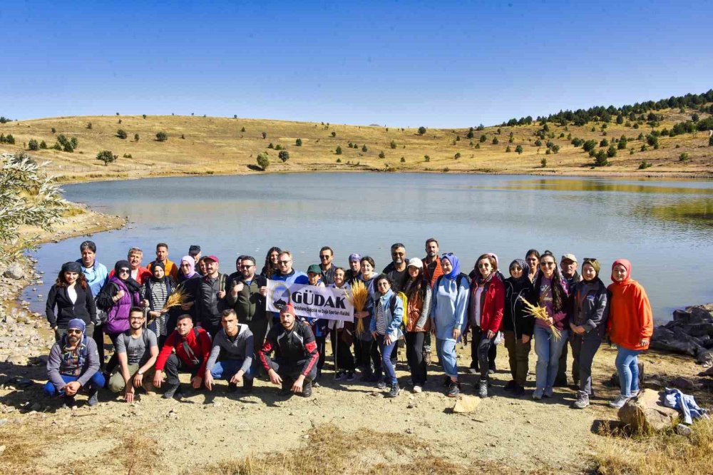 SONBAHARIN BÜYÜLEYİCİ RENKLERİYLE BOYANAN GÜMÜŞHANE DAĞLARI DOĞA SEVERLERİN VAZGEÇİLMEZ DESTİNASYONU HALİNE GELİRKEN 7'DEN 70'E BU GÜZELLİKLERİ GÖRMEK İSTEYEN DOĞASEVERLERİN AKININA UĞRUYOR