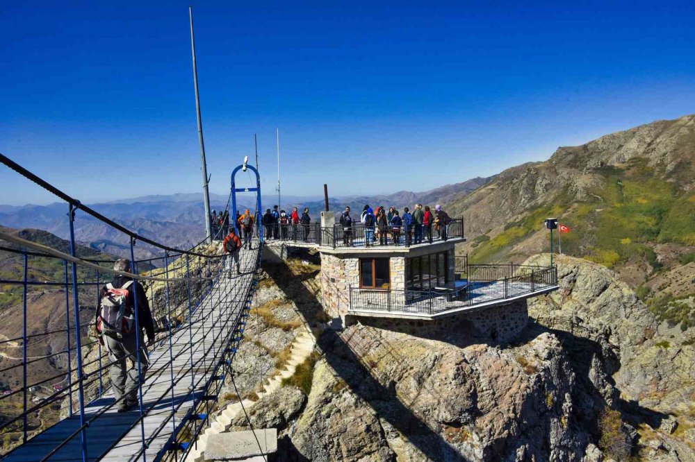 SONBAHARIN BÜYÜLEYİCİ RENKLERİYLE BOYANAN GÜMÜŞHANE DAĞLARI DOĞA SEVERLERİN VAZGEÇİLMEZ DESTİNASYONU HALİNE GELİRKEN 7'DEN 70'E BU GÜZELLİKLERİ GÖRMEK İSTEYEN DOĞASEVERLERİN AKININA UĞRUYOR