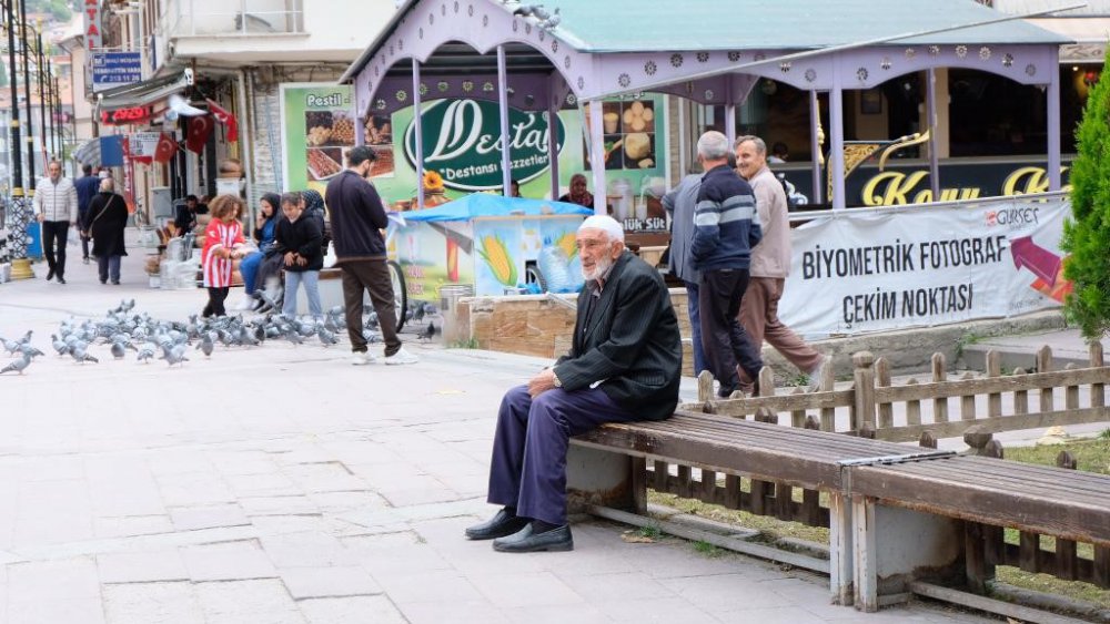 TÜRKİYE'DE HUZUREVİ BULUNMAYAN ŞEHİRLERDEN BİRİSİ OLAN GÜMÜŞHANE'DE YAŞLILAR EVLATLARIN ARTIK ANNE VE BABALARINA BAKMADIKLARINI SÖYLEYEREK HUZUREVİ AÇILMASINI İSTİYOR