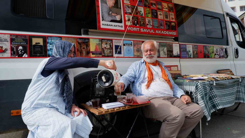EŞİ İLE BİRLİKTE ÖMRÜNÜ KİTABA VE OKUMAYA ADAYAN HASAN AKTAŞ, "KİTAP KARAVAN" İLE ANADOLU'NUN DÖRT BİR TARAFINI ADIM ADIM GEZİYOR
