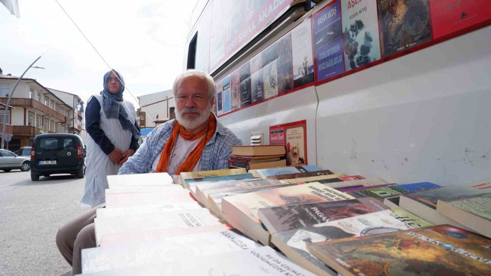 EŞİ İLE BİRLİKTE ÖMRÜNÜ KİTABA VE OKUMAYA ADAYAN HASAN AKTAŞ, "KİTAP KARAVAN" İLE ANADOLU'NUN DÖRT BİR TARAFINI ADIM ADIM GEZİYOR