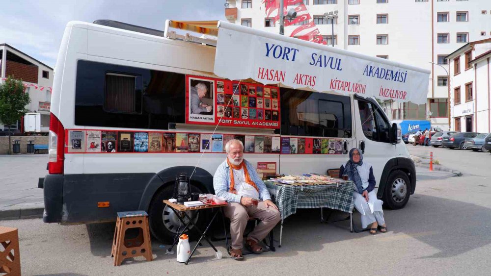 EŞİ İLE BİRLİKTE ÖMRÜNÜ KİTABA VE OKUMAYA ADAYAN HASAN AKTAŞ, "KİTAP KARAVAN" İLE ANADOLU'NUN DÖRT BİR TARAFINI ADIM ADIM GEZİYOR