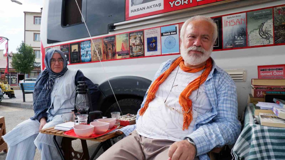 EŞİ İLE BİRLİKTE ÖMRÜNÜ KİTABA VE OKUMAYA ADAYAN HASAN AKTAŞ, "KİTAP KARAVAN" İLE ANADOLU'NUN DÖRT BİR TARAFINI ADIM ADIM GEZİYOR