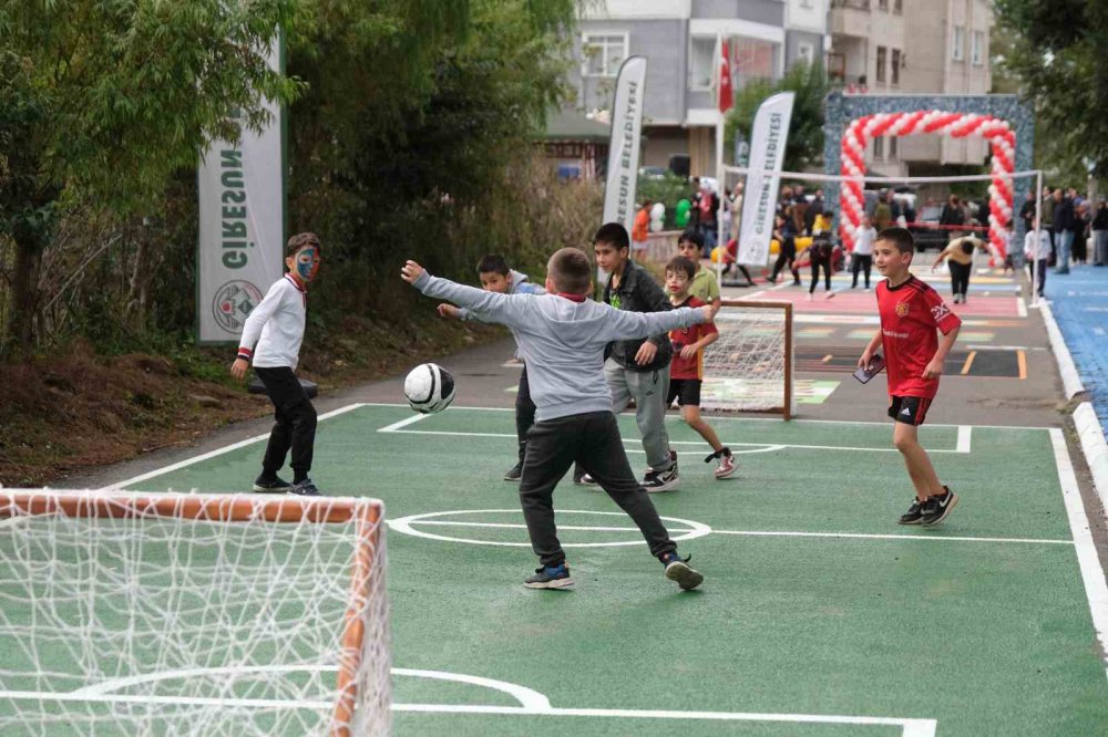 KARADENİZ’İN İLK ’ÇOCUK SOKAĞI’ GİRESUN’DA AÇILDI. TAMAMEN ÇOCUKLAR İÇİN DİZAYN EDİLEN SOKAKTA, GELENEKSEL OYUN ALANLARI, PRATİK DÜŞÜNCEYİ ARTIRACAK OYUN ALANLARI YER ALIYOR