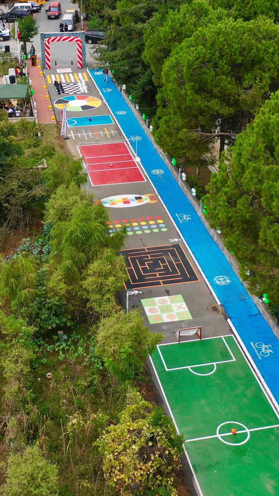 KARADENİZ’İN İLK ’ÇOCUK SOKAĞI’ GİRESUN’DA AÇILDI. TAMAMEN ÇOCUKLAR İÇİN DİZAYN EDİLEN SOKAKTA, GELENEKSEL OYUN ALANLARI, PRATİK DÜŞÜNCEYİ ARTIRACAK OYUN ALANLARI YER ALIYOR