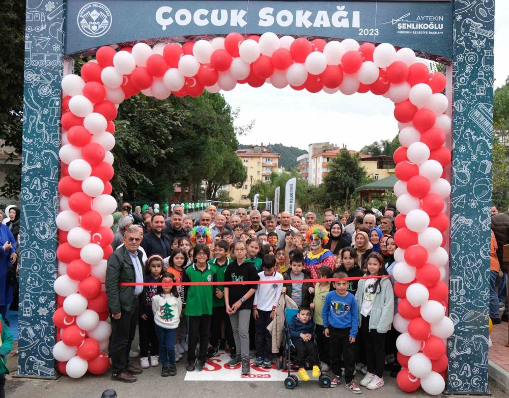 KARADENİZ’İN İLK ’ÇOCUK SOKAĞI’ GİRESUN’DA AÇILDI. TAMAMEN ÇOCUKLAR İÇİN DİZAYN EDİLEN SOKAKTA, GELENEKSEL OYUN ALANLARI, PRATİK DÜŞÜNCEYİ ARTIRACAK OYUN ALANLARI YER ALIYOR