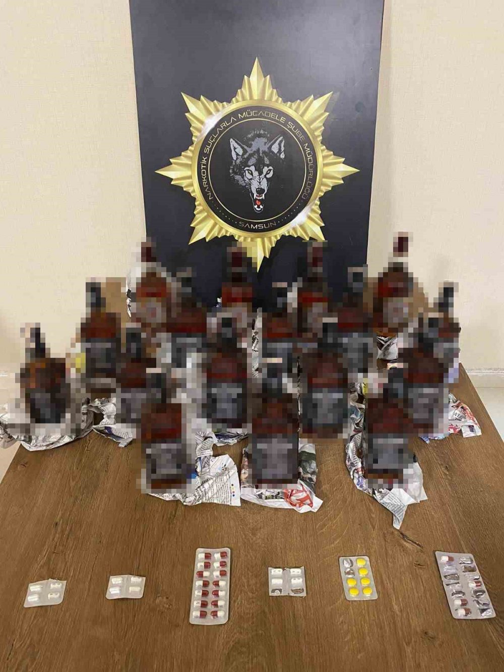 SAMSUN'DA NARKOTİK POLİSİ TARAFINDAN DÜZENLENEN UYUŞTURUCU UYGULAMASINDA UYUŞTURUCU VE SİLAHLA BİRLİKTE TOPLAM 23 KİŞİ YAKALANDI