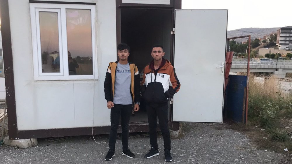 AMASYA'NIN TAŞOVA İLÇESİNDE BİR LUNAPARKIN KONTEYNERİNDE 3 GECE KALAN ÜNİVERSİTE ÖĞRENCİSİ İKİ GENÇ, DURUMLARINI ÖĞRENEN AMASYA VALİSİ YILMAZ DORUK'UN TALİMATIYLA PANSİYONA YERLEŞTİRİLDİ