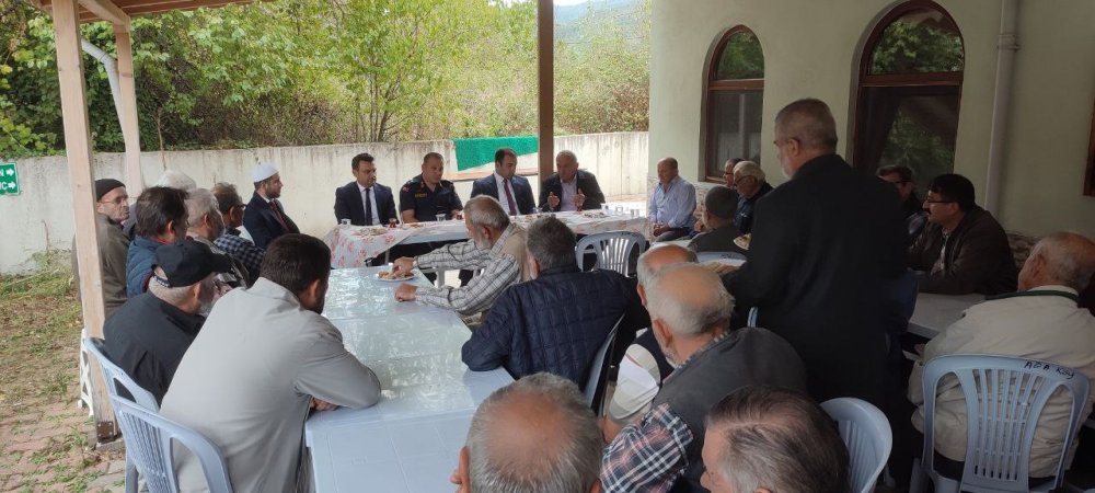 KARADENİZ'DE DOĞALGAZ ÇIKARTMA ÇALIŞMALARININ SÜRDÜĞÜ ZONGULDAK'IN FİLYOS BELDESİNE YAKLAŞIK 100 KİLOMETRE UZAKLIKTA BULUNAN AĞAKÖYÜ'NDE BİR VATANDAŞ, KENDİLERİNİ ZİYARETE GELEN KAYMAKAMDAN DOĞALGAZ İSTEDİ