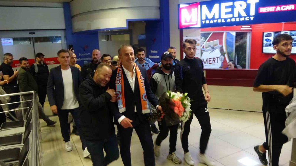 TRABZONSPOR'DAKİ İKİNCİ DÖNEMİNE BAŞLAYAN TEKNİK DİREKTÖR ABDULLAH AVCI'YI BORDO-MAVİLİ TARAFTARLAR, TRABZON'A GELİŞİ SIRASINDA COŞKUYLA KARŞILADI