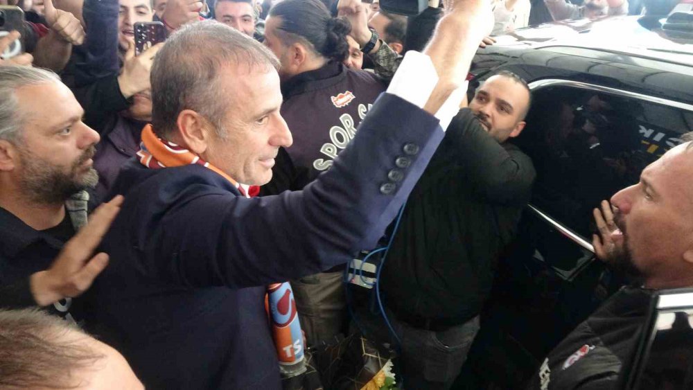 TRABZONSPOR'DAKİ İKİNCİ DÖNEMİNE BAŞLAYAN TEKNİK DİREKTÖR ABDULLAH AVCI'YI BORDO-MAVİLİ TARAFTARLAR, TRABZON'A GELİŞİ SIRASINDA COŞKUYLA KARŞILADI