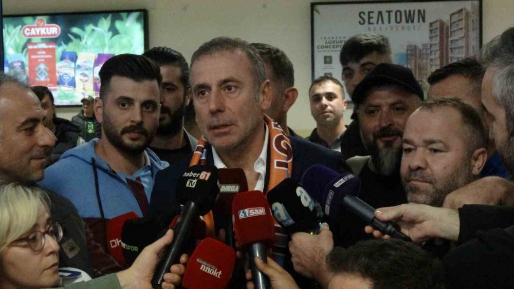 TRABZONSPOR'DAKİ İKİNCİ DÖNEMİNE BAŞLAYAN TEKNİK DİREKTÖR ABDULLAH AVCI'YI BORDO-MAVİLİ TARAFTARLAR, TRABZON'A GELİŞİ SIRASINDA COŞKUYLA KARŞILADI