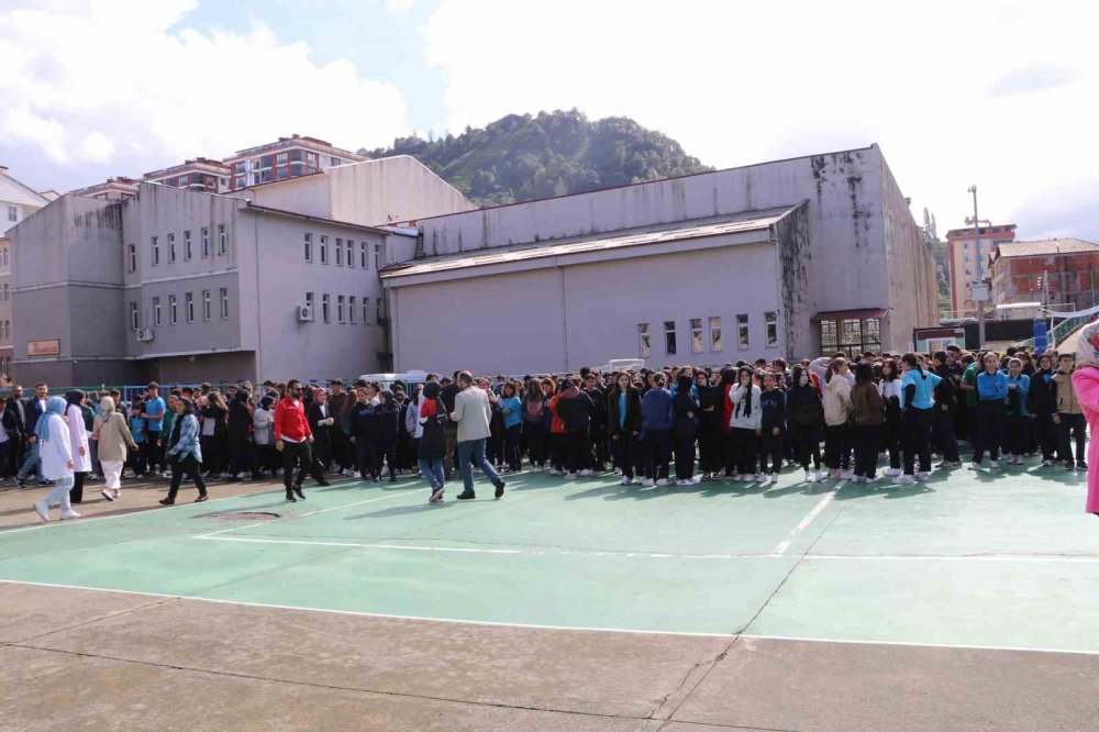 13 EKİM DÜNYA AFET RİSKLERİNİN AZALTILMASI GÜNÜ SEBEBİYLE RİZE MERKEZ MESLEKİ VE TEKNİK ANADOLU LİSESİ'NDE TATBİKAT GERÇEKLEŞTİRİLDİ