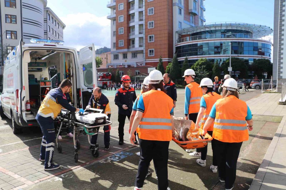 13 EKİM DÜNYA AFET RİSKLERİNİN AZALTILMASI GÜNÜ SEBEBİYLE RİZE MERKEZ MESLEKİ VE TEKNİK ANADOLU LİSESİ'NDE TATBİKAT GERÇEKLEŞTİRİLDİ