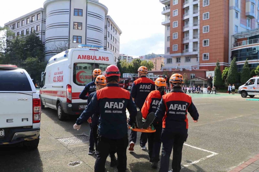 13 EKİM DÜNYA AFET RİSKLERİNİN AZALTILMASI GÜNÜ SEBEBİYLE RİZE MERKEZ MESLEKİ VE TEKNİK ANADOLU LİSESİ'NDE TATBİKAT GERÇEKLEŞTİRİLDİ