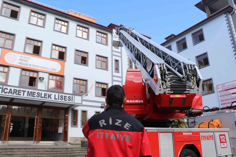 13 EKİM DÜNYA AFET RİSKLERİNİN AZALTILMASI GÜNÜ SEBEBİYLE RİZE MERKEZ MESLEKİ VE TEKNİK ANADOLU LİSESİ'NDE TATBİKAT GERÇEKLEŞTİRİLDİ