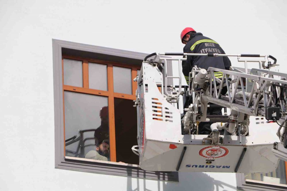 13 EKİM DÜNYA AFET RİSKLERİNİN AZALTILMASI GÜNÜ SEBEBİYLE RİZE MERKEZ MESLEKİ VE TEKNİK ANADOLU LİSESİ'NDE TATBİKAT GERÇEKLEŞTİRİLDİ