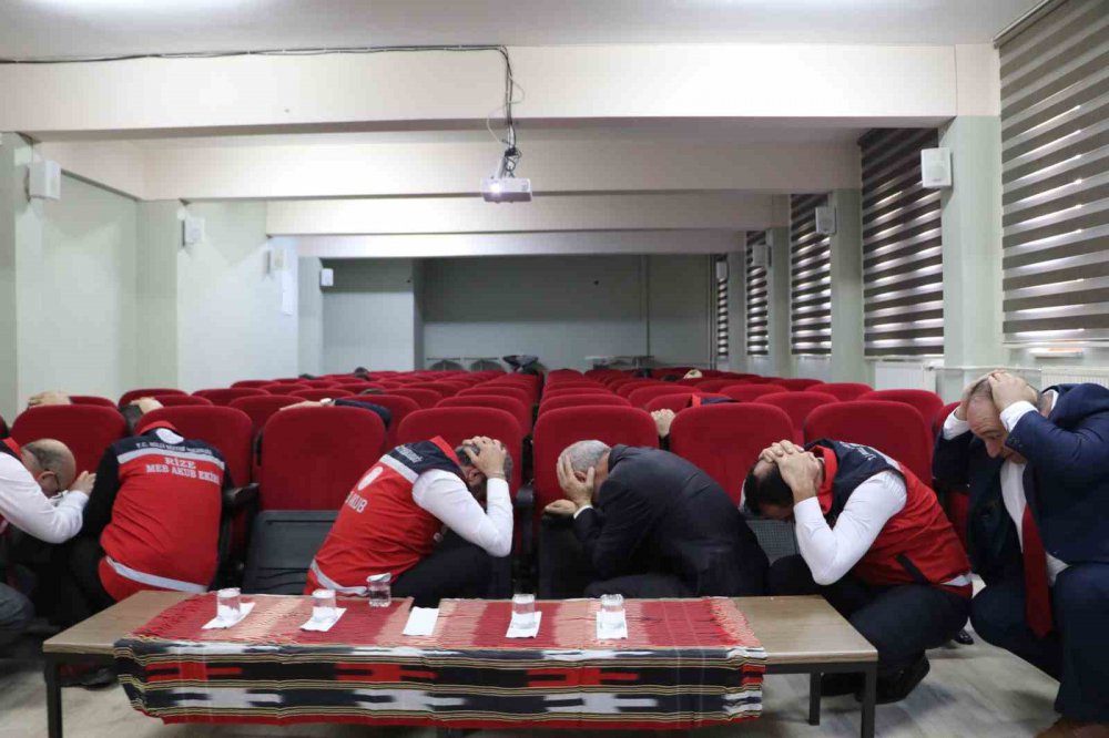 13 EKİM DÜNYA AFET RİSKLERİNİN AZALTILMASI GÜNÜ SEBEBİYLE RİZE MERKEZ MESLEKİ VE TEKNİK ANADOLU LİSESİ'NDE TATBİKAT GERÇEKLEŞTİRİLDİ