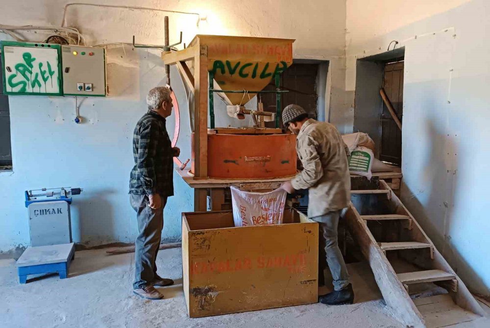 ARTVİN’DE SU DEĞİRMENLERİ YERİNİ ELEKTRİKLİ DEĞİRMENLERE BIRAKTI. ARTVİN'İN YUSUFELİ İLÇESİNE BAĞLI 2 BİN 50 RAKIMLI AVCILAR KÖYÜNDE KURULAN ELEKTRİKLİ DEĞİRMEN ÇEVRE KÖYLERE DE HİZMET VERİYOR