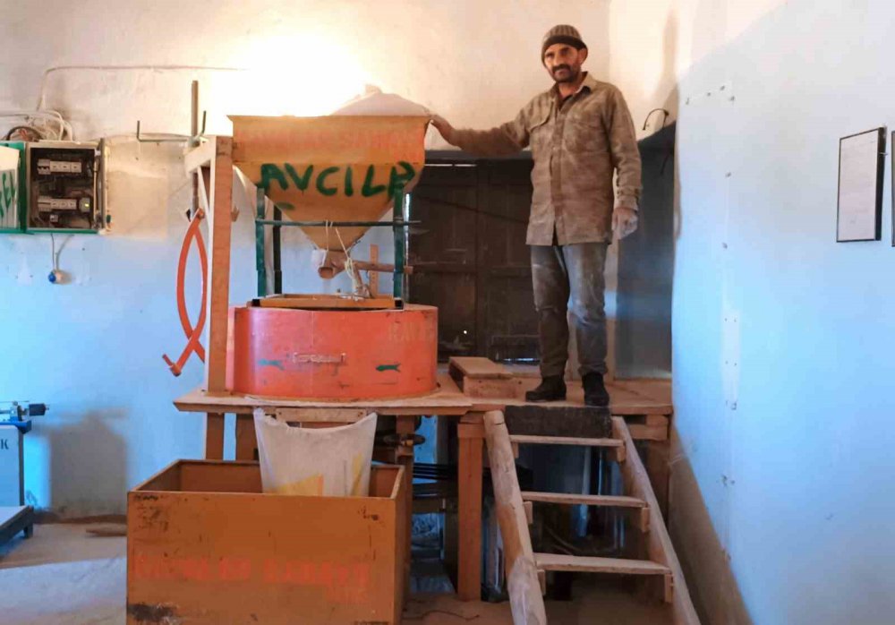 ARTVİN’DE SU DEĞİRMENLERİ YERİNİ ELEKTRİKLİ DEĞİRMENLERE BIRAKTI. ARTVİN'İN YUSUFELİ İLÇESİNE BAĞLI 2 BİN 50 RAKIMLI AVCILAR KÖYÜNDE KURULAN ELEKTRİKLİ DEĞİRMEN ÇEVRE KÖYLERE DE HİZMET VERİYOR