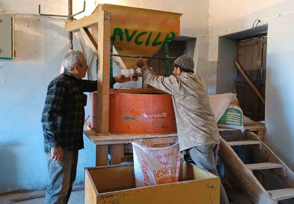 ARTVİN’DE SU DEĞİRMENLERİ YERİNİ ELEKTRİKLİ DEĞİRMENLERE BIRAKTI. ARTVİN'İN YUSUFELİ İLÇESİNE BAĞLI 2 BİN 50 RAKIMLI AVCILAR KÖYÜNDE KURULAN ELEKTRİKLİ DEĞİRMEN ÇEVRE KÖYLERE DE HİZMET VERİYOR