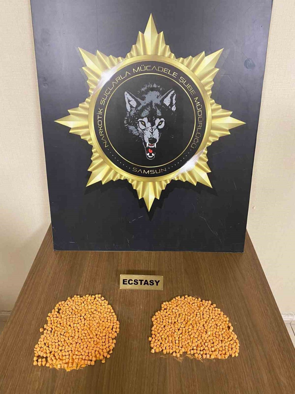 SAMSUN'DA NARKOTİK POLİSİ TARAFINDAN HAVALİMANINDA 963 ADET ECSTASY UYUŞTURUCU HAP ELE GEÇİRİLDİ