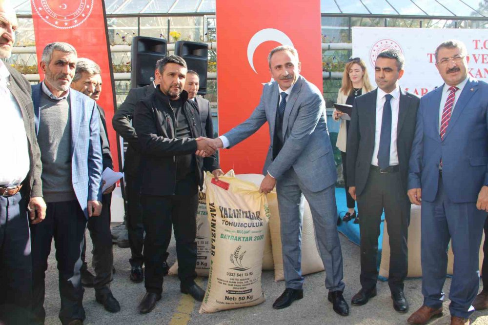 ERZURUM İL TARIM VE ORMAN MÜDÜRLÜĞÜ, "TARIM ARAZİLERİNİN KULLANIMININ ETKİNLEŞTİRİLMESİ" ÇERÇEVESİNDE ÇİFTÇİLERE TOHUMLUK BUĞDAY DAĞITTI. 2000 ÇEŞİDİ OLAN BUĞDAYIN ERZURUM'DAKİ BİN 300 ÇİFTÇİYE ULAŞTIRILMASI HEDEFLENİYOR