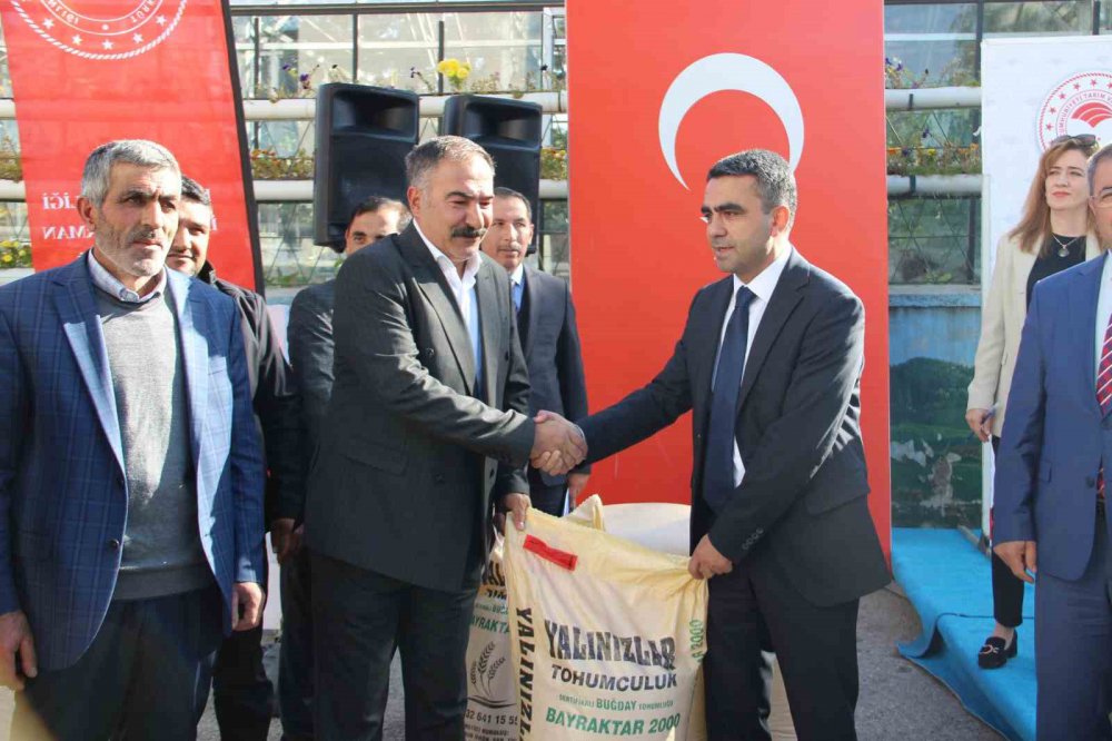 ERZURUM İL TARIM VE ORMAN MÜDÜRLÜĞÜ, "TARIM ARAZİLERİNİN KULLANIMININ ETKİNLEŞTİRİLMESİ" ÇERÇEVESİNDE ÇİFTÇİLERE TOHUMLUK BUĞDAY DAĞITTI. 2000 ÇEŞİDİ OLAN BUĞDAYIN ERZURUM'DAKİ BİN 300 ÇİFTÇİYE ULAŞTIRILMASI HEDEFLENİYOR