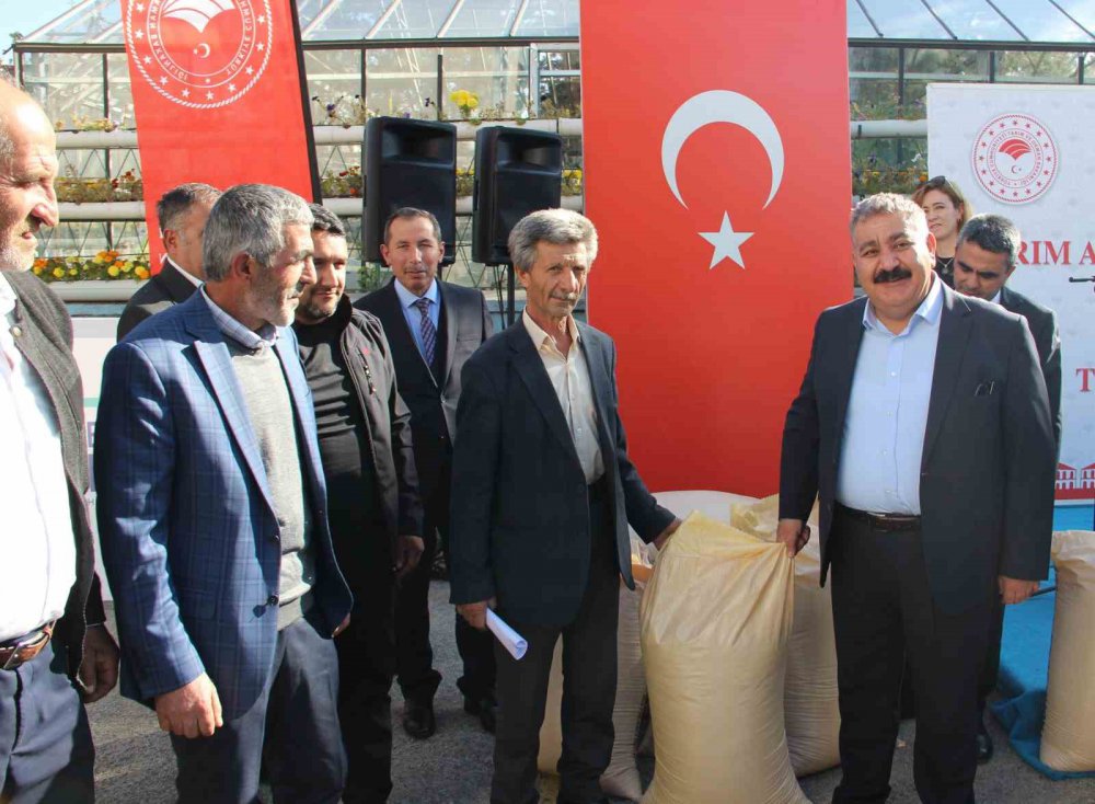 ERZURUM İL TARIM VE ORMAN MÜDÜRLÜĞÜ, "TARIM ARAZİLERİNİN KULLANIMININ ETKİNLEŞTİRİLMESİ" ÇERÇEVESİNDE ÇİFTÇİLERE TOHUMLUK BUĞDAY DAĞITTI. 2000 ÇEŞİDİ OLAN BUĞDAYIN ERZURUM'DAKİ BİN 300 ÇİFTÇİYE ULAŞTIRILMASI HEDEFLENİYOR