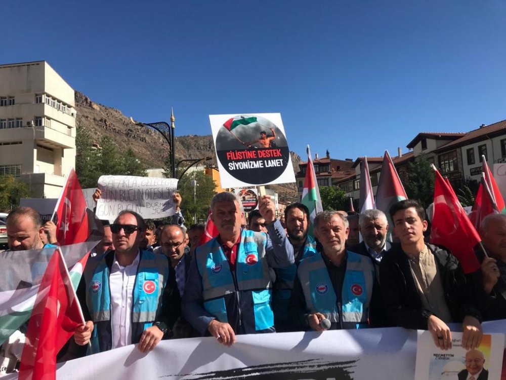 GÜMÜŞHANE'DE BİRÇOK STK'NIN VE VATANDAŞLARIN KATILIMIYLA FİLİSTİN'E DESTEK İÇİN YÜRÜYÜŞ DÜZENLENDİ