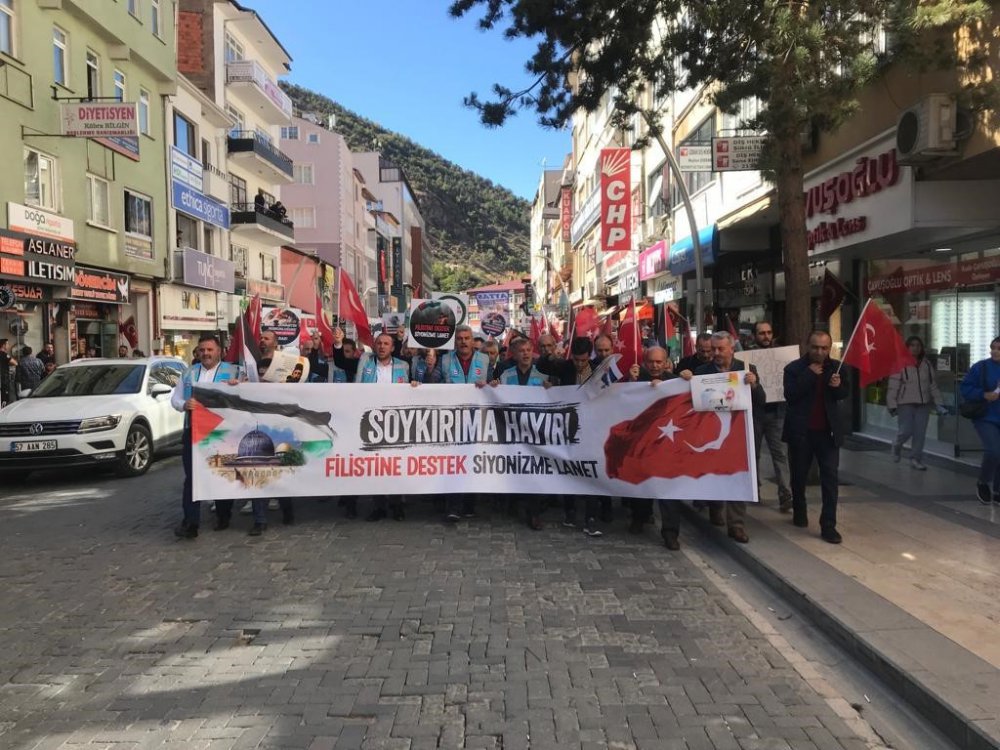GÜMÜŞHANE'DE BİRÇOK STK'NIN VE VATANDAŞLARIN KATILIMIYLA FİLİSTİN'E DESTEK İÇİN YÜRÜYÜŞ DÜZENLENDİ