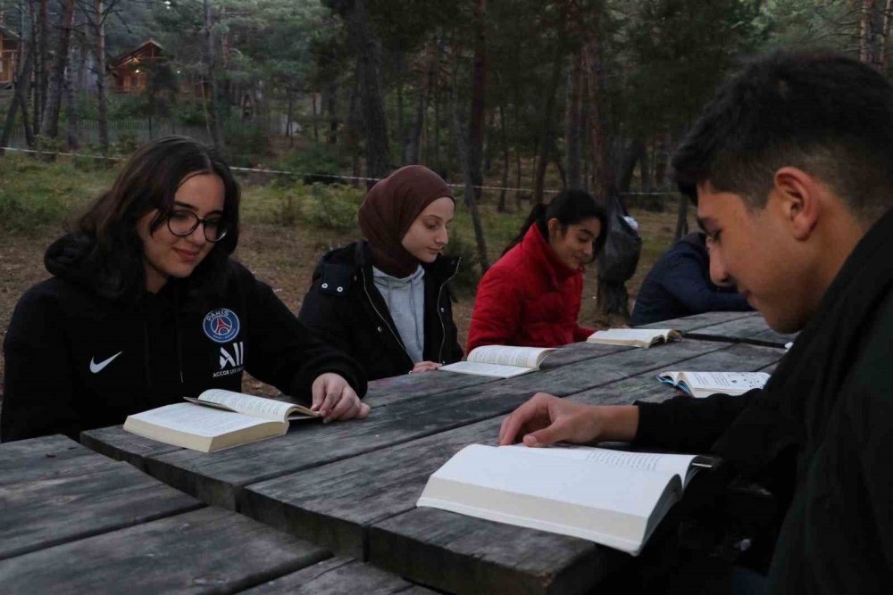 HABABAM SINIFI’NDAN ESİNLENİP OKULU DOĞAYA TAŞIDILAR. AMASYA'DA LİSE ÖĞRENCİLERİNDE DOĞA BİLİNCİ OLUŞTURMAK AMACIYLA BORABOY GÖLÜ TABİAT PARKI'NDA SINIF OLUŞTURULDU