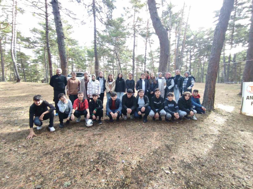 HABABAM SINIFI’NDAN ESİNLENİP OKULU DOĞAYA TAŞIDILAR. AMASYA'DA LİSE ÖĞRENCİLERİNDE DOĞA BİLİNCİ OLUŞTURMAK AMACIYLA BORABOY GÖLÜ TABİAT PARKI'NDA SINIF OLUŞTURULDU